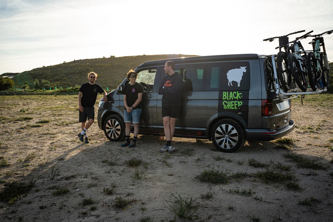 EXPEDITION BEACH – Blacksheep Van (photo 2)